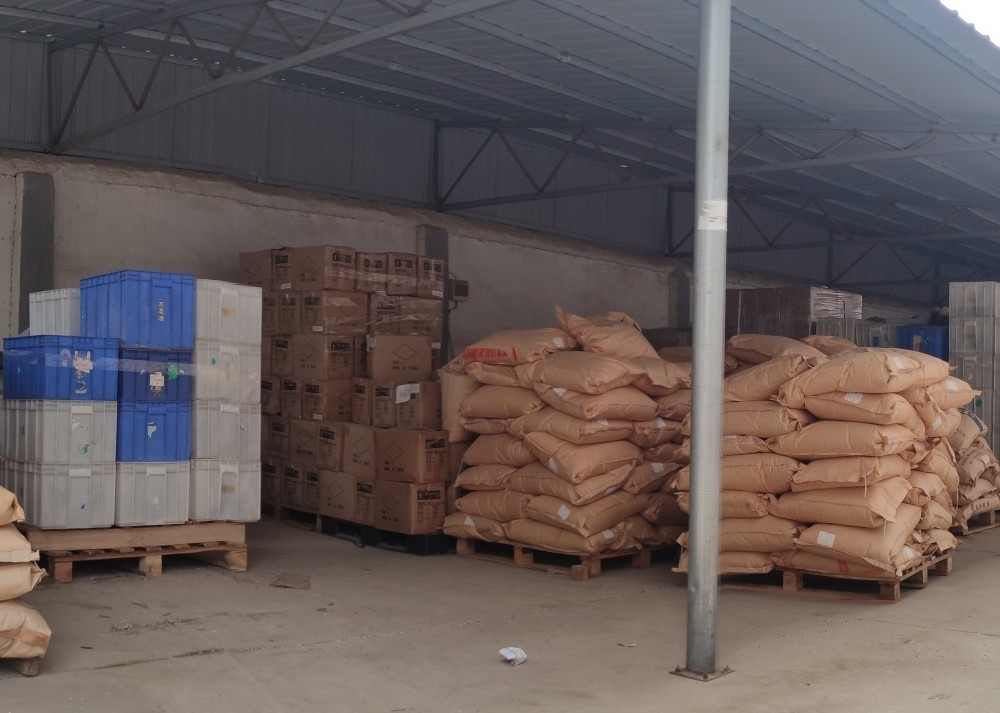 堆放整齊的注塑原材料